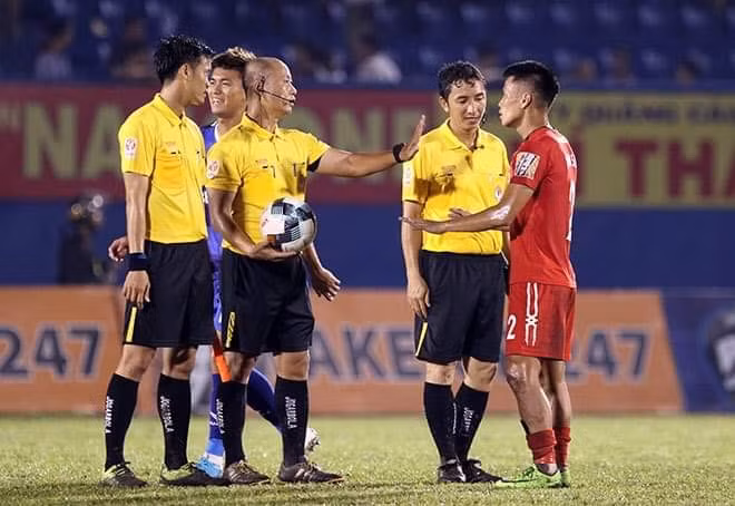 Trọng tài V-League “phạm lỗi”: Xin lỗi là xong
