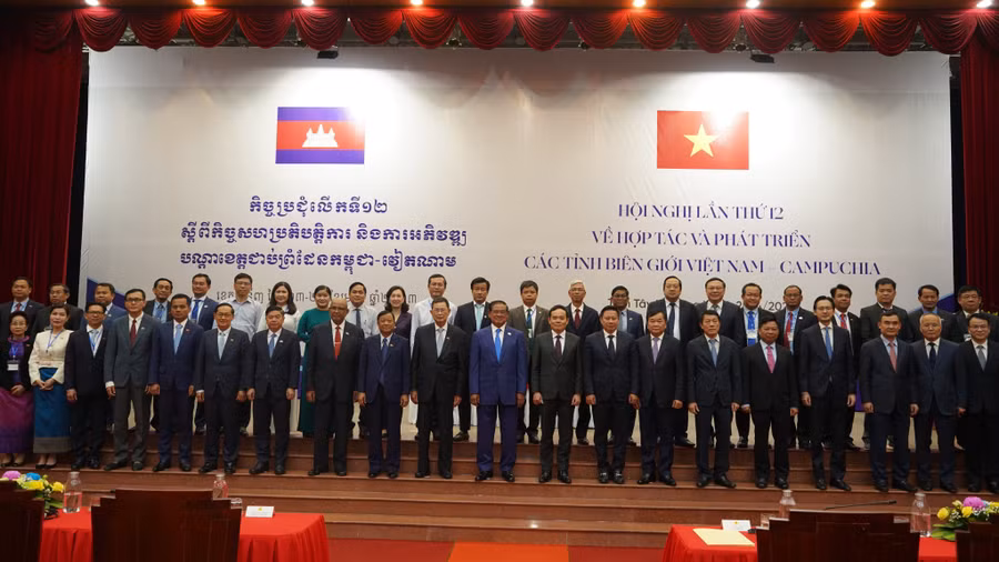 Các đại biểu tham dự hội nghị chụp hình lưu niệm.