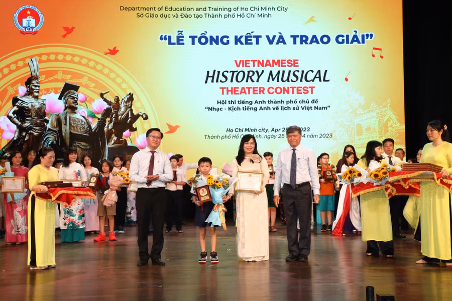 Lãnh đạo Sở GD&amp;ĐT TPHCM trao giải nhì cho Trường tiểu học Phú Thọ.