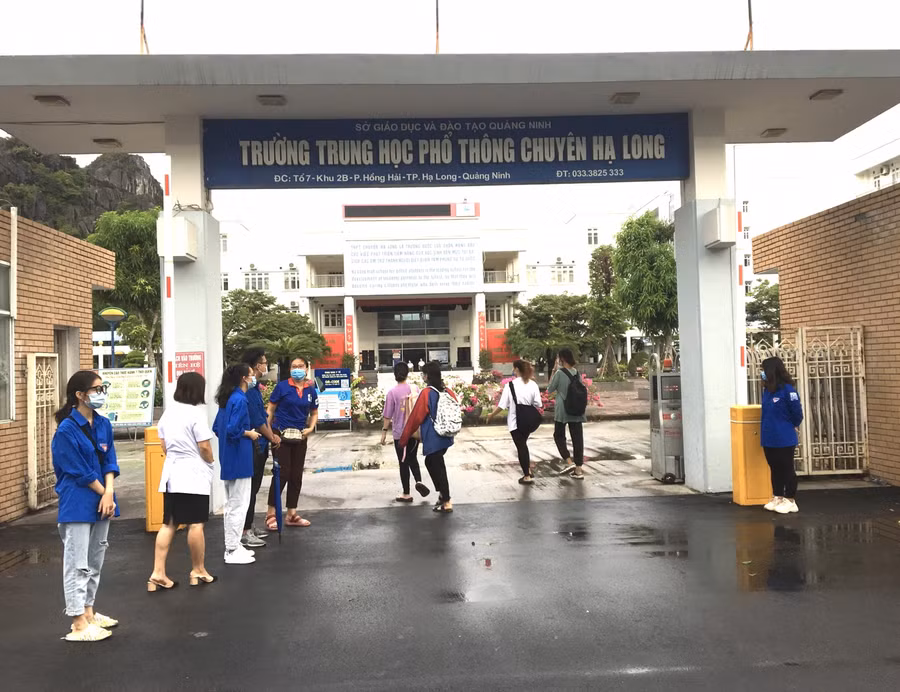 Các thí sinh tại TP Hạ Long đến điểm thi trong tiết trời mát mẻ.
