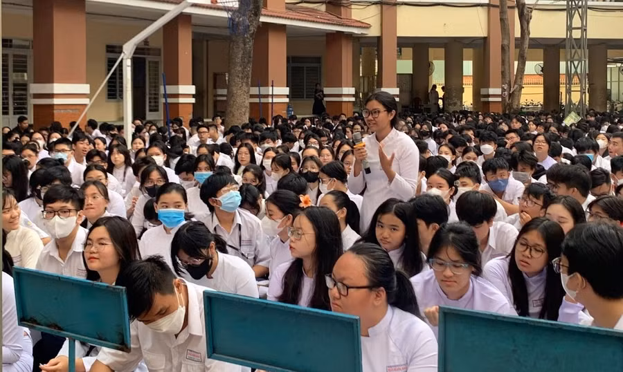 Các bạn học sinh trường THPT Trần Quang Khải giao lưu cùng diễn giả Ngọc Vy.