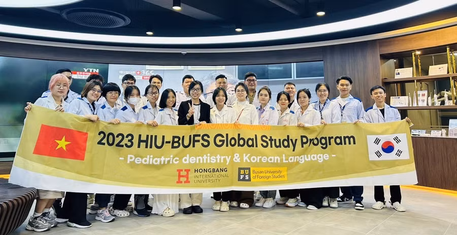 Sinh viên khoa RHM HIU trong chuyến đi thực hành và học tập tại các bệnh viện nha khoa của Hàn Quốc. Sinh viên khoa RHM HIU trong chuyến đi thực hành và học tập tại các bệnh viện nha khoa của Hàn Quốc.