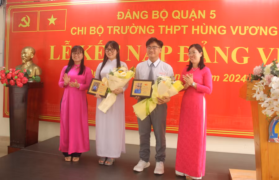 Đại diện Đảng ủy khối Đại học, Cao đẳng TPHCM chúc mừng 2 đảng viên trẻ.