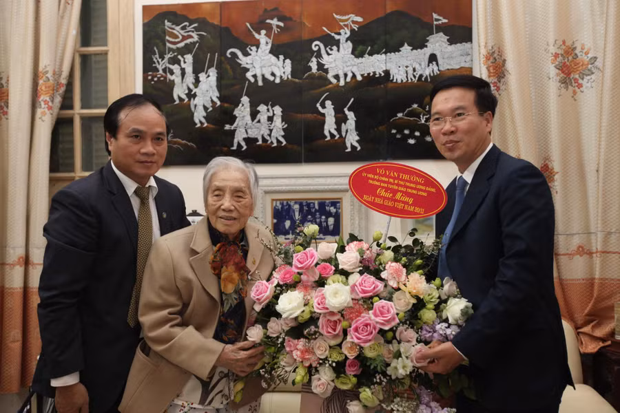 Trưởng ban Tuyên giáo TW thăm bà Nguyễn Thị Bình - nguyên Phó Chủ tịch nước