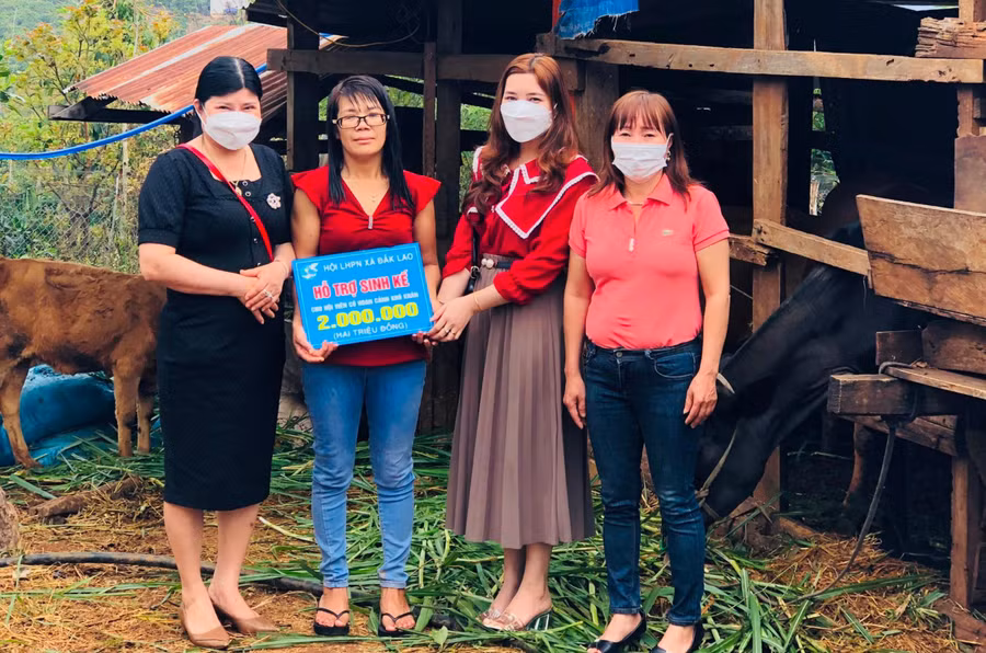 Ngoài hỗ trợ vốn vay 10 triệu đồng, Hội LHPN xã Đắk Lao còn trao tặng 2 triệu đồng cho gia đình chị Hải để phát triển kinh tế.