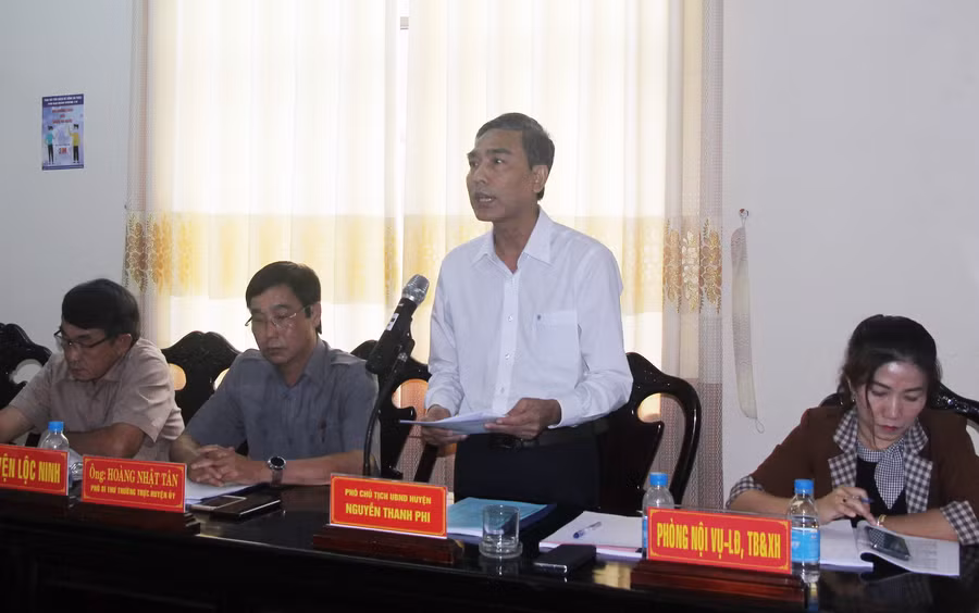 Ông Nguyễn Thanh Phi báo cáo tại buổi làm việc.