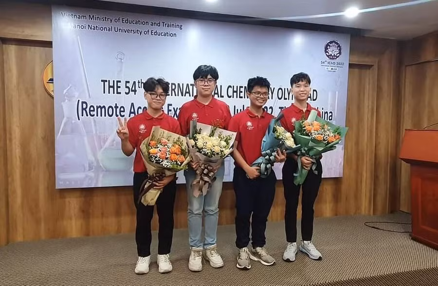 Nguyễn Việt Phong (thứ 2 từ phải qua) được tuyển thẳng vào Trường ĐH Khoa học Tự nhiên sau khi giành Huy chương Vàng môn Hoá học.
