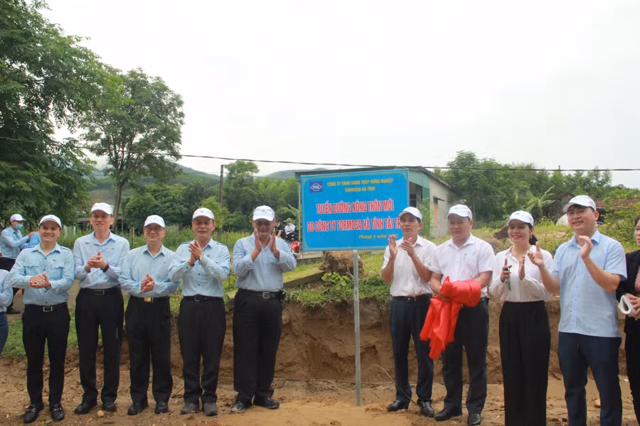 Đại diện lãnh đạo UBND thị xã Kỳ Anh, UBND xã Kỳ Hoa cùng công ty Formosa Hà Tĩnh kéo băng khánh thành, đưa vào sử dụng tuyến đường.