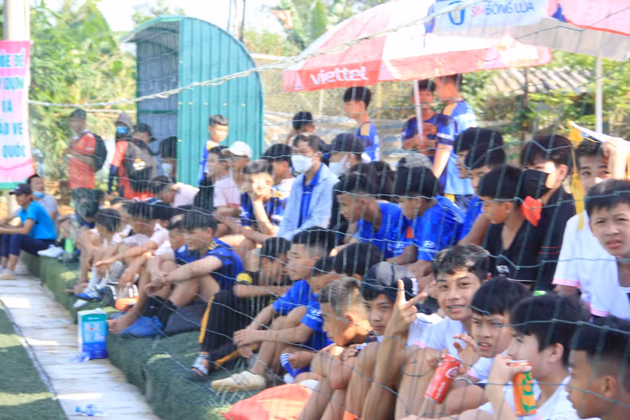 Bên ngoài sân, các cổ động viên ken cứng để theo dõi các trận đấu hấp dẫn và cổ vũ tinh thần cho đội nhà.