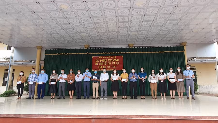Trường THPT Nguyễn Văn Trỗi khen thưởng các GV có thành tích tốt trong bồi dưỡng HSG.