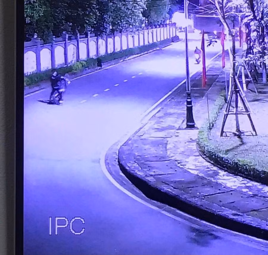 2 nam thanh niên "bốc đầu" trước camera an ninh (ảnh CA Can Lộc).