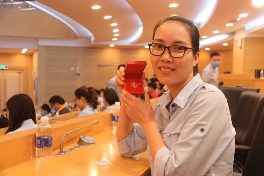 Chị Trần Thị Nghĩ, nhân viên phòng Quản lý, Công ty Formosa Hà Tĩnh vui mừng trước món quà tri ân của doanh nghiệp.