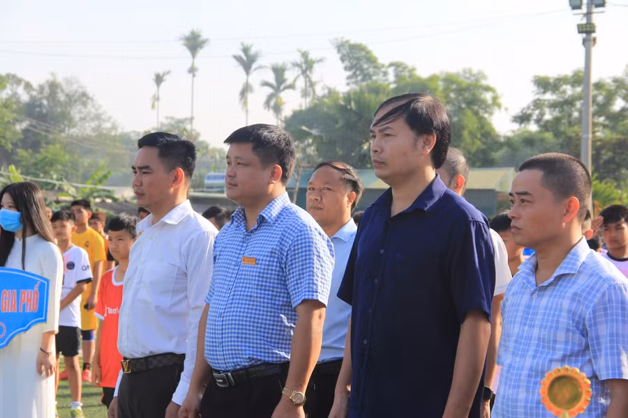 Các đại biểu làm lễ chào cờ tại Lễ khai mạc.
