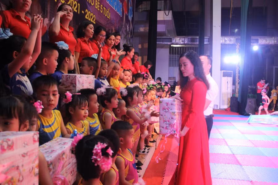 Ban giám hiệu nhà trường trao quà cho các đội tham dự.
