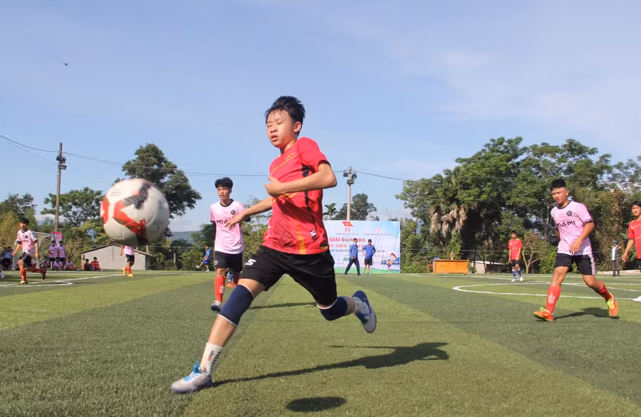 Với tinh thần đoàn kết, quyết tâm cao, các cầu thủ nhí đã mang đến những trận cầu thực sự hấp dẫn, gay cấn.