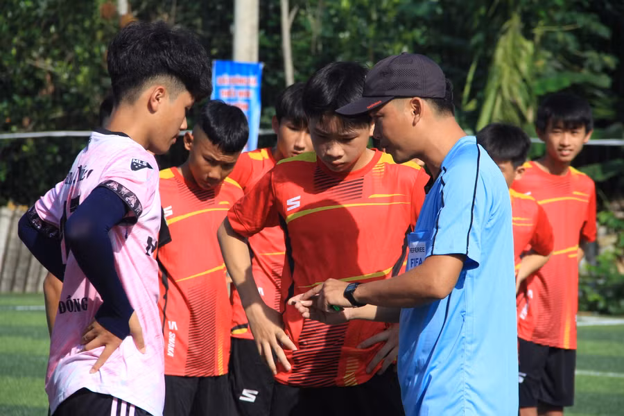 Nagy sau lễ khai mạc là màn tranh tài giữa trường THCS Hòa Hải với THCS Phúc Đồng ...