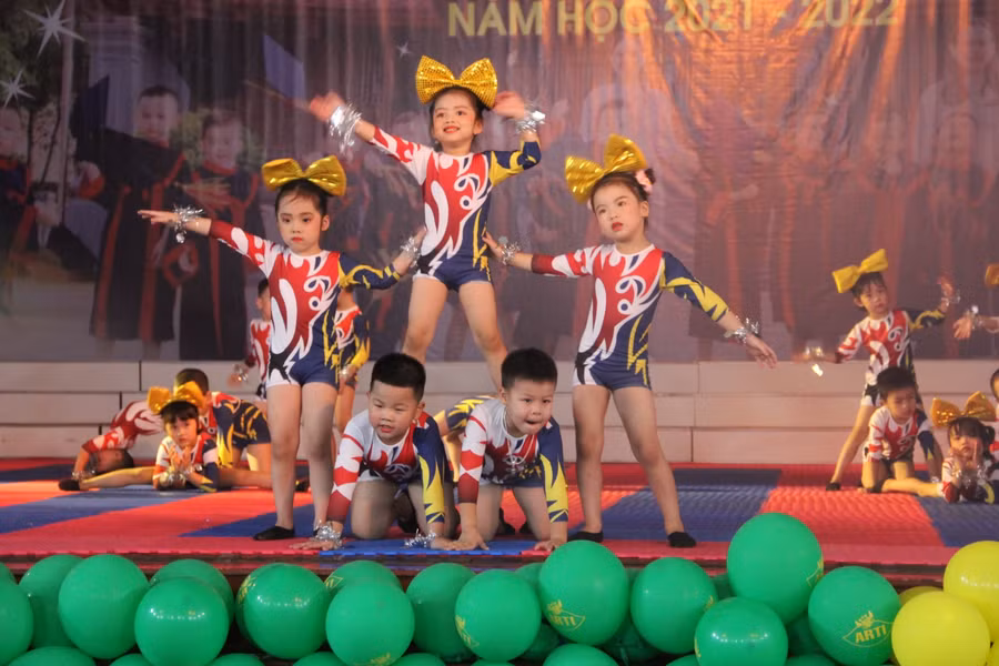 Mê mẩn màn trình diễn Aerobic "siêu" đáng yêu của trẻ mầm non ảnh 2