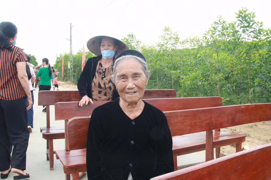 Cụ Nguyễn Thị Cừ, 90 tuổi (thôn Hoa Tiến) bày tỏ: "Tôi rất vui mừng vì từ nay đã có tuyến đường bê tông sạch sẽ. Người dân chúng tôi không lo bụi bặm lầy lội nữa. Tôi có đi bộ thăm con cháu xung quanh cũng đỡ vất vả hơn".