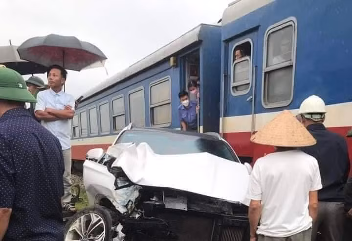 Ô tô bị hư hỏng nặng sau vụ tai nạn.