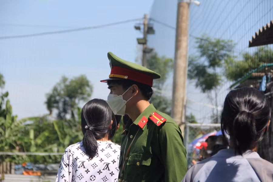 Lực lượng công an xã được điều động nhằm đảm bảo an ninh trong và ngoài sân đấu.