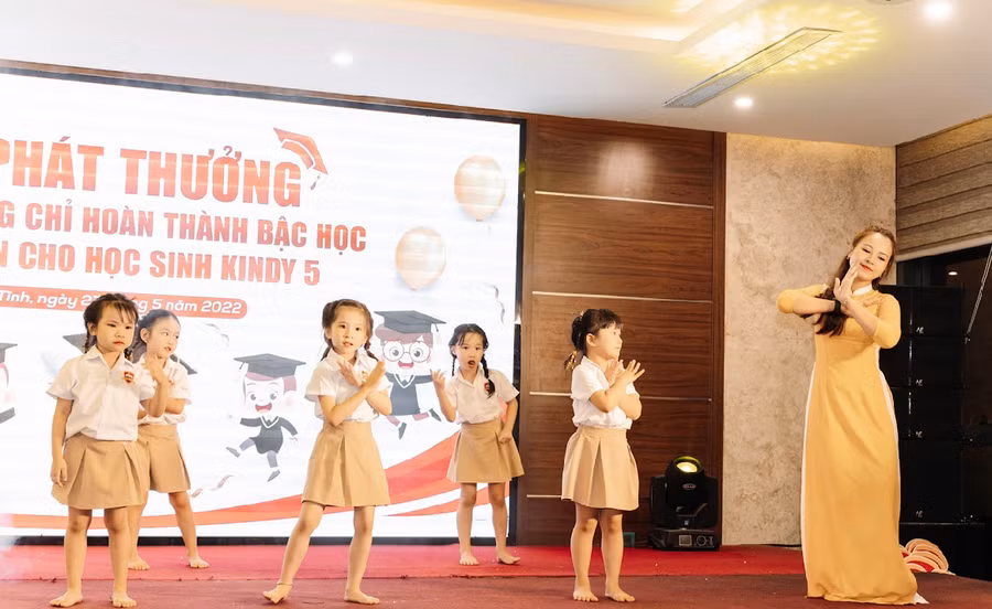 Trường iSchool Hà Tĩnh trao chứng chỉ hoàn thành bậc học Mầm non cho trẻ 5 tuổi ảnh 5