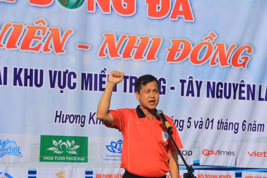 trọng tài đọc lời tuyên thệ tại lễ khai mạc giải đấu.