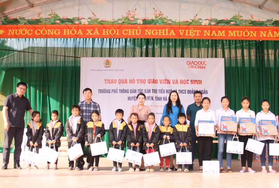 Lãnh đạo Công đoàn Giáo dục Việt Nam, Báo GD&TĐ và đại diện ngành GD Hà Giang trao quà cho các em HS.