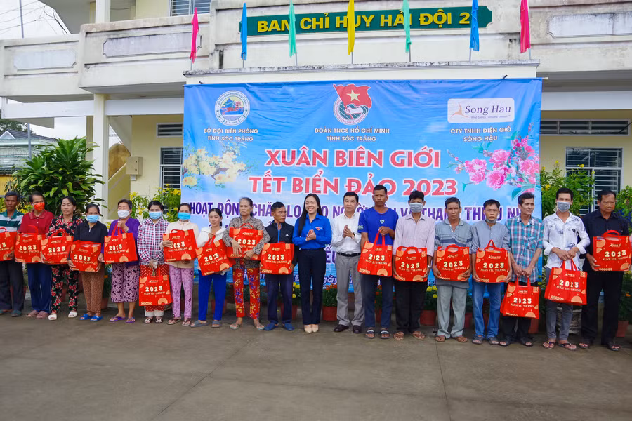 Đại diện lãnh đạo Tỉnh đoàn Sóc Trăng và UBND huyện Trần Đề tặng quà cho ngư dân có hoàn cảnh khó khăn.