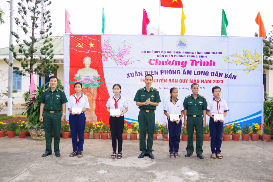 Trao học bổng “Nâng bước em tới trường” cho các em học sinh trên địa bàn xã Trung Bình và thị trấn Trần Đề, huyện Trần Đề.
