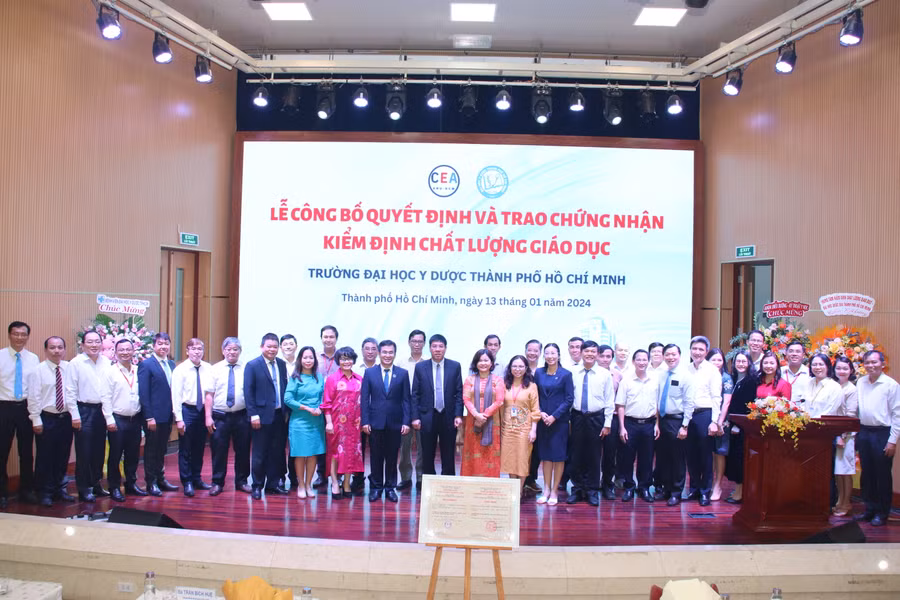 Các đại biểu chụp ảnh lưu niệm. Các đại biểu chụp ảnh lưu niệm.