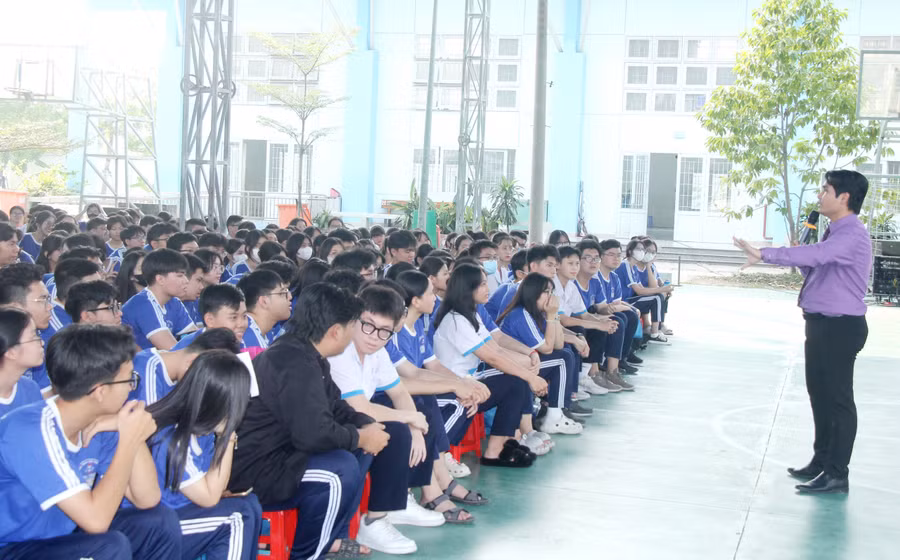 Sinh viên Trường THPT Linh Trung tập trung lắng nghe chia sẻ của chuyên gia.