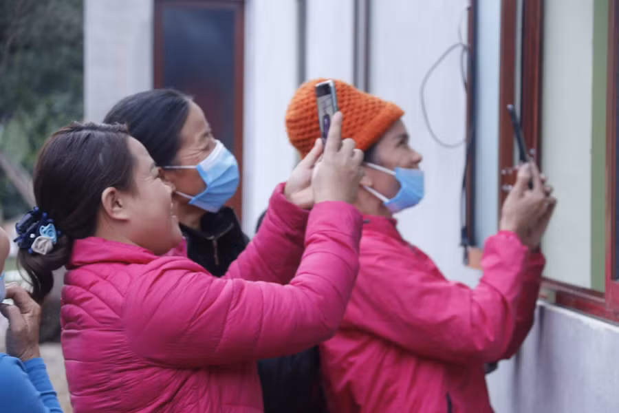 Bà con lối xóm đến chia vui và không khỏi ngỡ ngàng trước ngôi nhà mới khang trang do báo GD&amp;TĐ cùng các nhà hảo tâm chung tay hỗ trợ xây dựng cho các hộ gia đình khó khăn