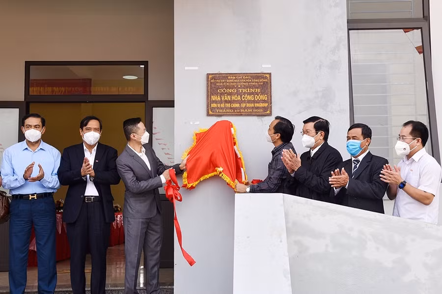 Nguyên Chủ tịch nước Trương Tấn Sang cùng các đồng chí lãnh đạo tỉnh đã tới dự lễ khánh thành nhà văn hóa cộng đồng kết hợp tránh bão tại huyện Lộc Hà (Hà Tĩnh)