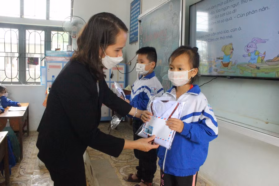Cô Hạnh trao quà hỗ trợ cho các học sinh trở về từ vùng dịch sau khi cách ly trở lại trường học tập