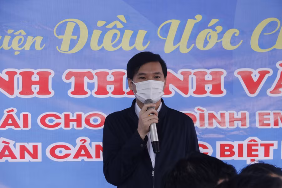 Ông Bùi Giang Nam, Giám đốc Công ty cổ phần D&amp;N Group - 1 trong những hảo tâm chia sẻ, xây nhà cho học sinh nghèo là một hoạt động rất nhân văn. "Chứng kiến ngôi nhà dược hoàn thành đứng tiến độ, chất lượng, cá nhân tôi kì vọng một điều rằng, với sự quan tâm, san sẻ của tất cả chúng ta, các em sẽ khôn lớn, trưởng thành và có ích cho xã hội". Nhân dịp này, ông Nam cho biết sẽ tiếp tục đồng hành với báo GD&amp;TĐ để xây thêm nhiều ngôi nhà nhân ái cho học sinh nghèo trên địa bàn. Được biết, từ đầu năm 2021 đến nay, doanh nghiệp đã hỗ trợ tỉnh hơn 8 tỷ đồng cho các hoạt động trên địa bàn tỉnh nhà, gồm: hỗ trở tỉnh trong phòng chống covid, ủng hộ Quỹ “Hỗ trợ học sinh đạt điểm cao, hoàn cảnh đặc biệt khó khăn vào học đại học, ủng hộ xây nhà nhân ái…