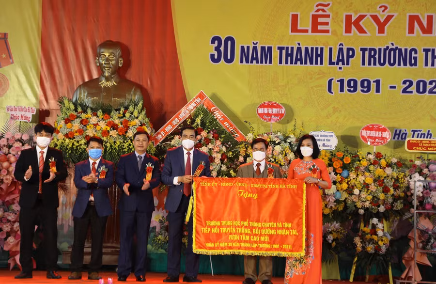 UBND tỉnh Hà Tĩnh chúc mừng trường THPT Chuyên Hà Tĩnh