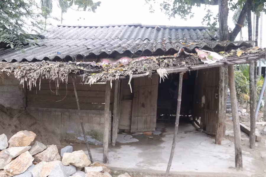 Em Lê Xuân Nam, học sinh lớp 3 mồ côi bố từ lúc còn ấu thơ. Em và mẹ là chị Âu Thị Bình sống trong ngôi nhà tranh, vách đất suốt 10 năm qua.