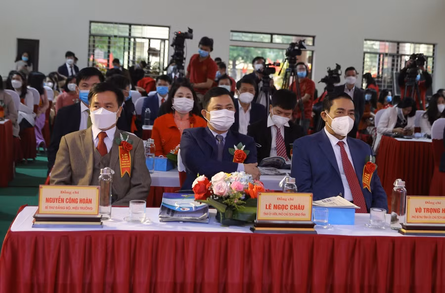Ông Võ Trọng Hải, Chủ tịch UBND tỉnh Hà Tĩnh cùng đại diện lãnh đạo Sở ban ngành, giáo viên và học sinh trường THPT Chuyên Hà Tĩnh đã tới dự lễ Kỷ niệm