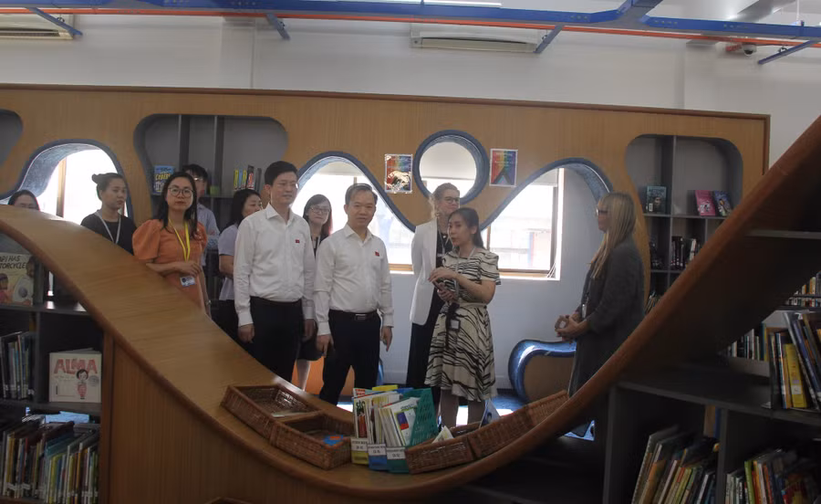 Đoàn giám sát tìm hiểu về quy mô cơ sở vật chất và phương pháp giáo dục tại Trường Quốc tế TPHCM.