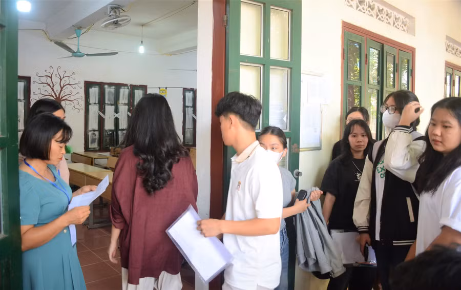 Cán bộ coi thi điểm danh thí sinh đến làm thủ tục dự thi.