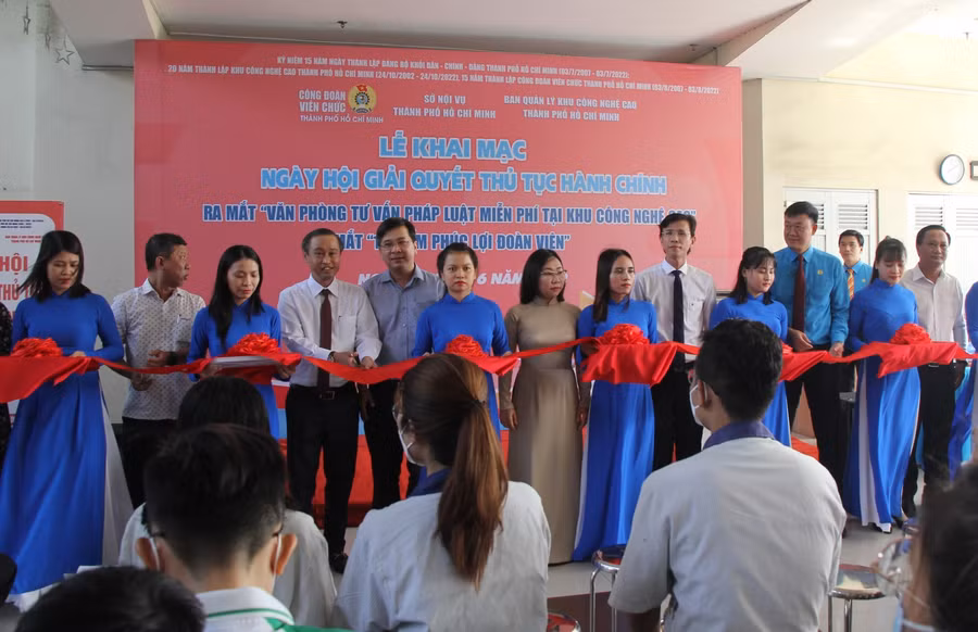 Lãnh đạo các đơn vị cắt băng khai mạc “Ngày hội giải quyết thủ tục hành chính”.