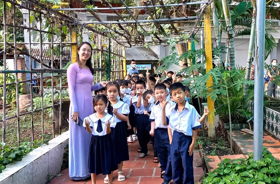 Các em học sinh rất phấn khởi khi gặp cô giáo chủ nhiệm và những người bạn mới trong ngày đầu đến trường.