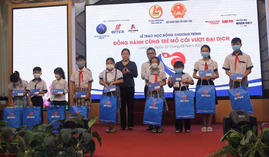 Ông Nguyễn Đắc Lực, thành viên Hội đồng quản trị, Phó Tổng giám đốc BITEX GROUP và bà Phan Thị Dạ Thảo, Phó Giám đốc Sở GD&ĐT tỉnh Long An tặng học bổng cho học sinh. Ông Nguyễn Đắc Lực, thành viên Hội đồng quản trị, Phó Tổng giám đốc BITEX GROUP và bà Phan Thị Dạ Thảo, Phó Giám đốc Sở GD&ĐT tỉnh Long An tặng học bổng cho học sinh.