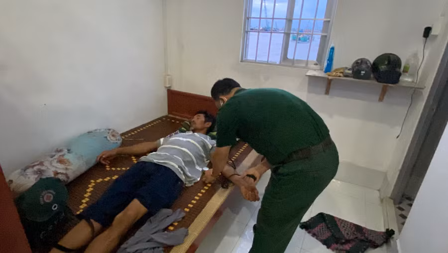 Quân y Đồn Biên phòng Gành Hào thăm khám cho ông Cường.