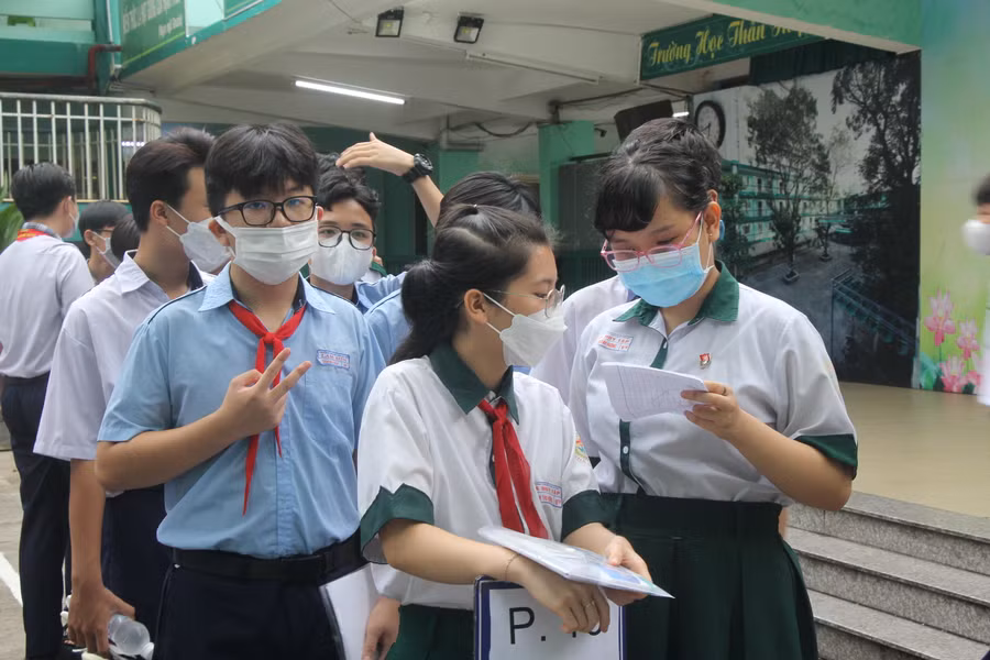 Thí sinh tranh thủ trao đổi bài trước khi vào phòng thi.