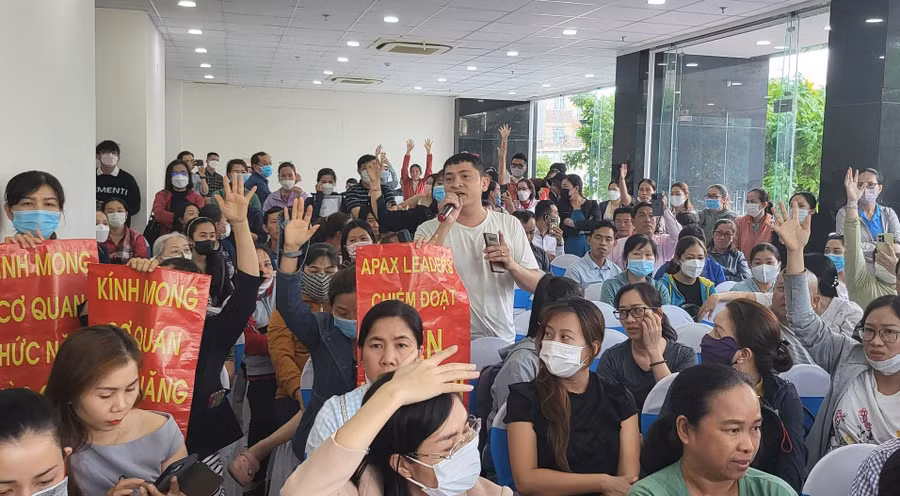 Chiều 15/3, rất đông phụ huynh có mặt tại Trung tâm Apax Leaders chi nhánh Himlam (quận 6) để làm việc với đại diện Apax Leaders.