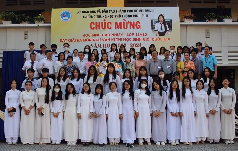 Sở GD&amp;ĐT TPHCM và Trường THPT Bình Phú tuyên dương em Như Ý.