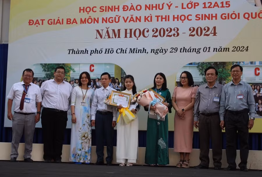 Như Ý là học sinh đầu tiên của Trường THPT Bình Phú đạt giải thưởng cao tại kỳ thi chọn học sinh giỏi quốc gia.