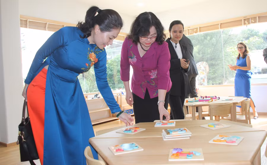 Thứ trưởng Ngô Thị Minh tham quan cơ sở vật chất phòng học của Trường mầm non ILO Preschool.