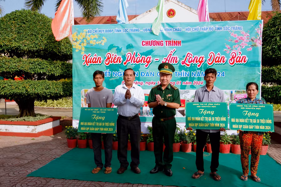 Lãnh đạo BĐBP tỉnh Sóc Trăng và thị xã Vĩnh Châu trao bảng tượng trưng tặng 3 căn nhà đại đoàn kết cho gia đình các em học sinh nghèo vượt khó học tốt. Lãnh đạo BĐBP tỉnh Sóc Trăng và thị xã Vĩnh Châu trao bảng tượng trưng tặng 3 căn nhà đại đoàn kết cho gia đình các em học sinh nghèo vượt khó học tốt.